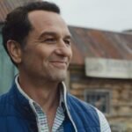 קומדיה חדשה ב-Apple TV: Widow’s Bay – חוויה ייחודית שלא דומה לשום דבר אחר